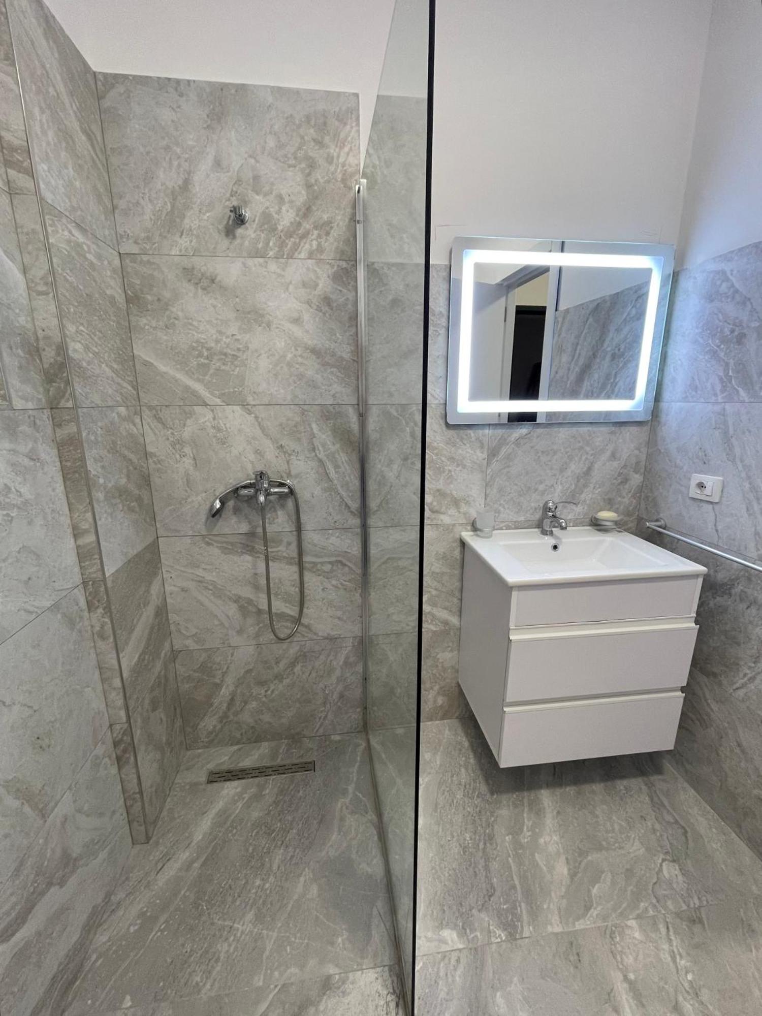 Modern Apartment In Central Vlore Exterior photo